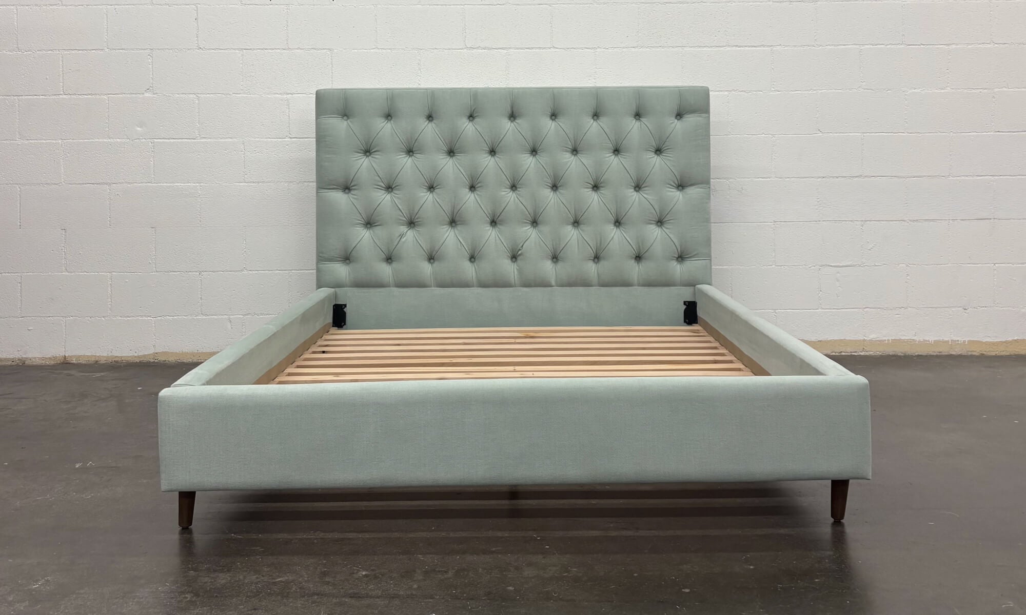 Bramo Tufted Bed  - Queen Size